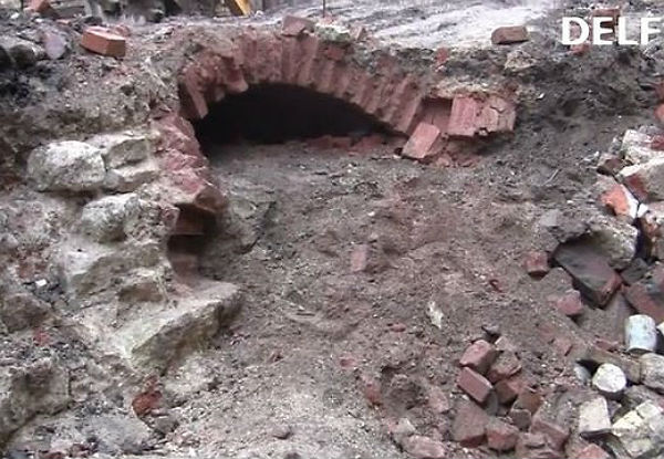 В Вецриге нашли 200-летний подземный ход () В Вецриге нашли 200-летний подземный ход