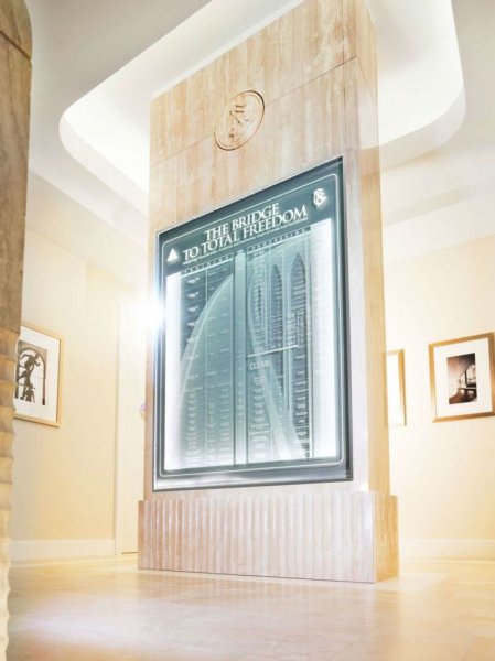 Внутри секты () Внутри секты