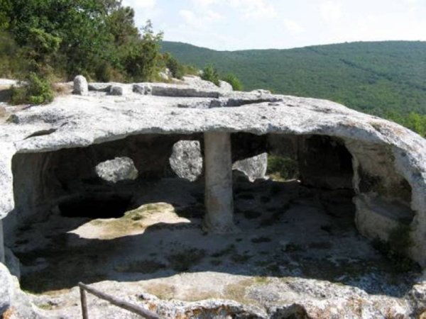 Пещерный город Крыма - "Эски-Кермен" () Пещерный город Крыма - "Эски-Кермен"