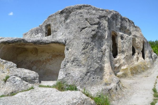 Пещерный город Крыма - "Эски-Кермен" () Пещерный город Крыма - "Эски-Кермен"