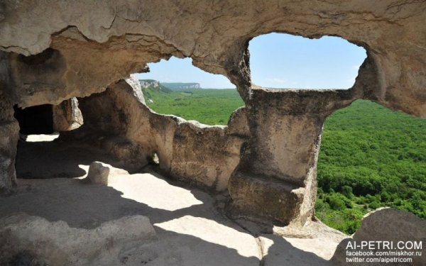 Пещерный город Крыма - "Эски-Кермен" () Пещерный город Крыма - "Эски-Кермен"