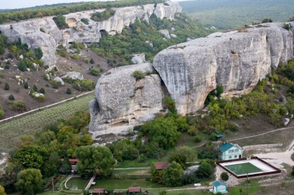 Пещерный город Крыма - "Эски-Кермен" () Пещерный город Крыма - "Эски-Кермен"