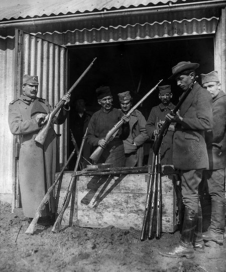 Товарищ Маузер — человек и винтовка