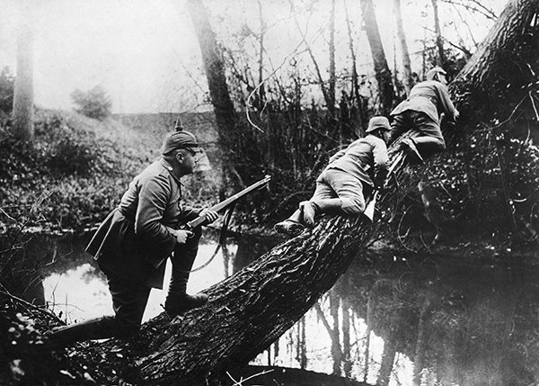 Товарищ Маузер — человек и винтовка