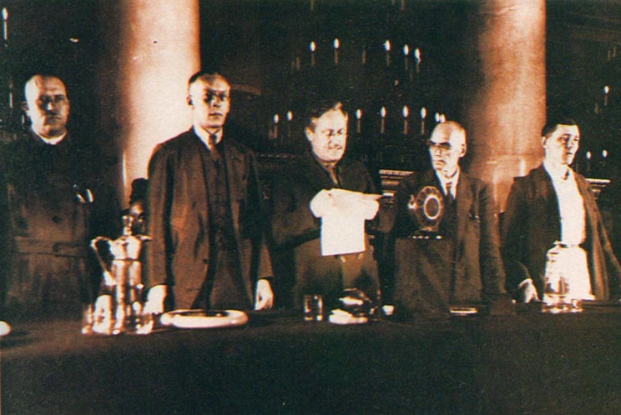 Семь биографий троцкиста «Арнольда» () Семь биографий троцкиста «Арнольда»