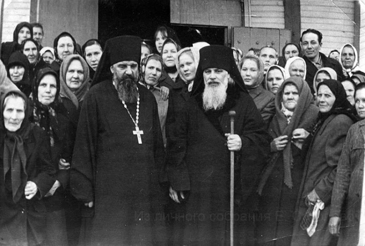 «Стояние Зои» как ответ на гей-скандал иеромонаха Серафима () «Стояние Зои» как ответ на гей-скандал иеромонаха Серафима