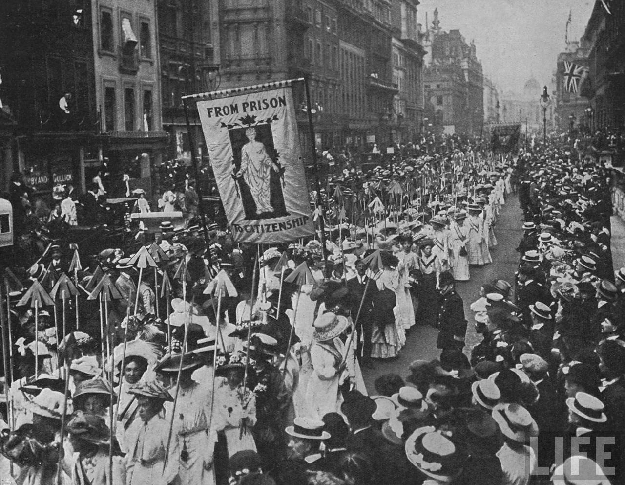 Марш суфражисток в Лондоне, 1910 год.jpg