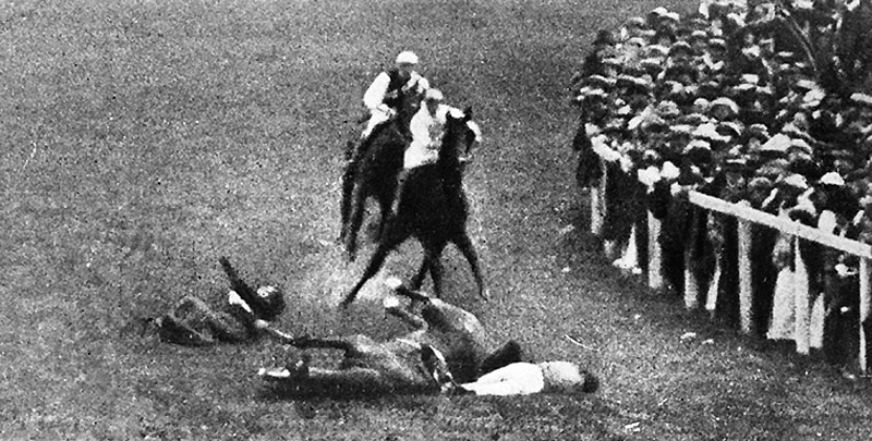 Эмили Уайлдинг Дэвидсон на дерби, 4 июня 1913 года.jpg