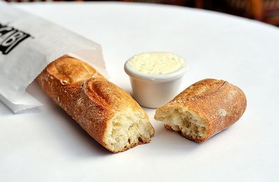 Багет, каравай и маца. История любимых хлебных изделий