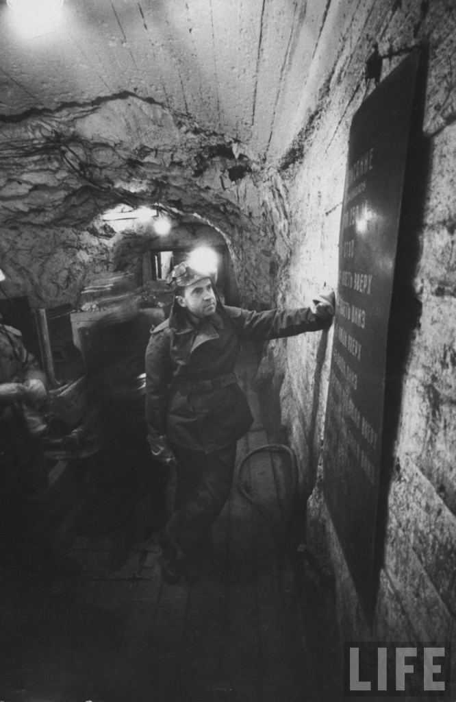 Биография Ричарда Никсона () Биография Ричарда Никсона