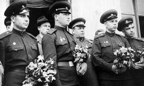 Четверо русских солдат, проведших 49 дней в Тихом океане () Четверо русских солдат, проведших 49 дней в Тихом океане