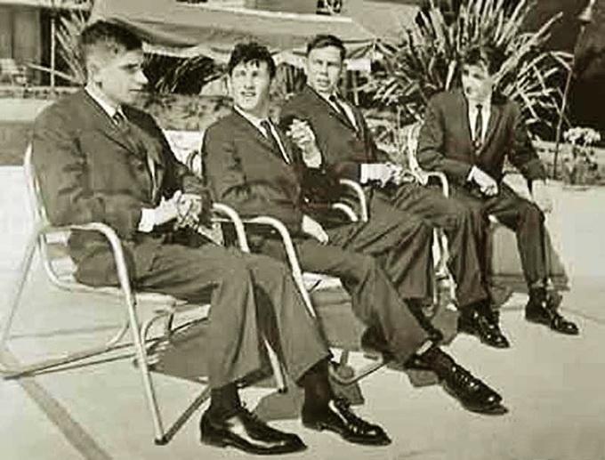 Четверо русских солдат, проведших 49 дней в Тихом океане () Четверо русских солдат, проведших 49 дней в Тихом океане