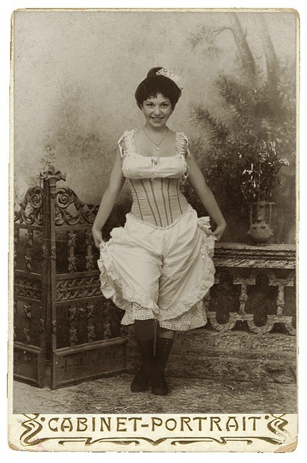 Ниже пояса: история женских трусов () Ниже пояса: история женских трусов