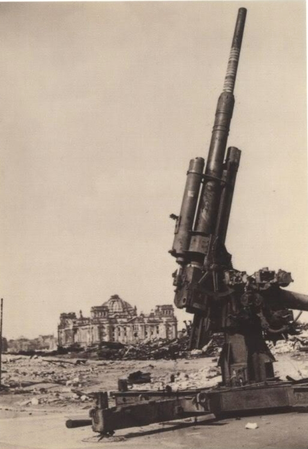 Рейхстаг в руинах. Подборка фото. Ч2.