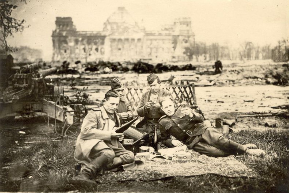 Рейхстаг в руинах. Подборка фото. Ч2. () Рейхстаг в руинах. Подборка фото. Ч2.