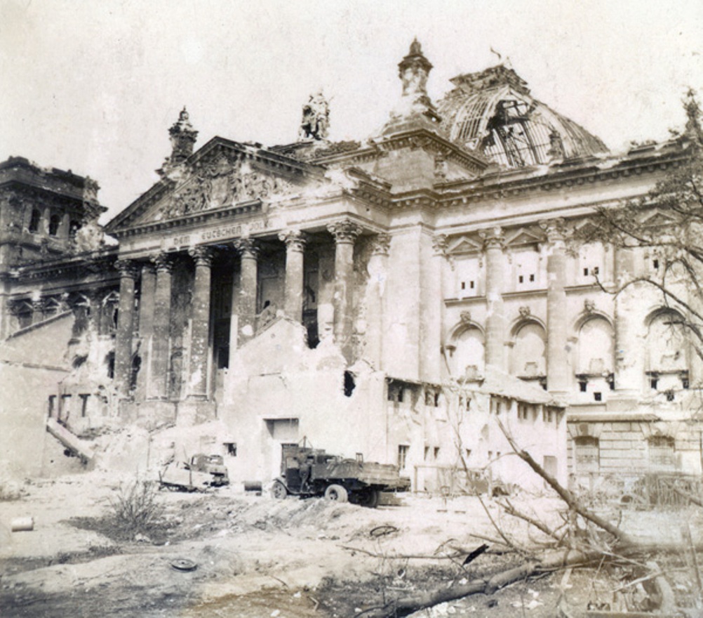 Рейхстаг в руинах. Подборка фото. Ч2. () Рейхстаг в руинах. Подборка фото. Ч2.