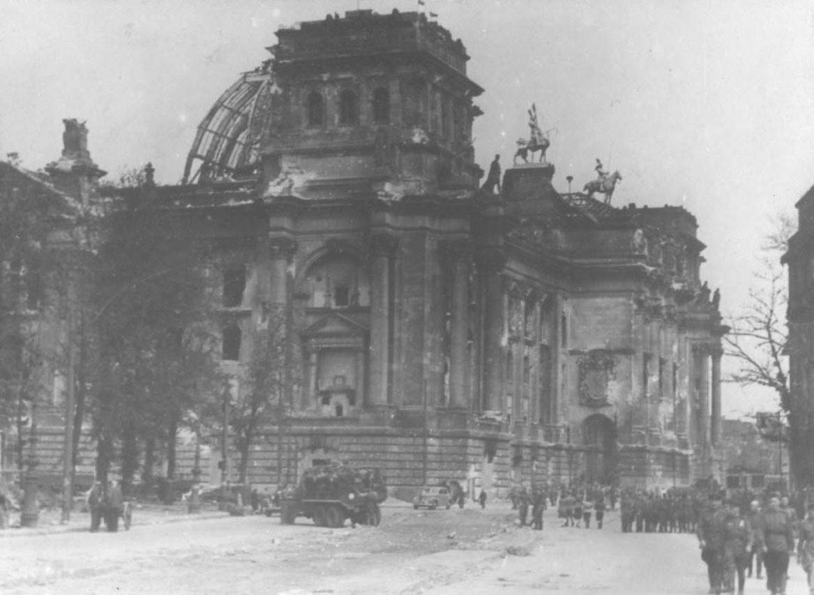 Рейхстаг в руинах. Подборка фото. Ч2. () Рейхстаг в руинах. Подборка фото. Ч2.
