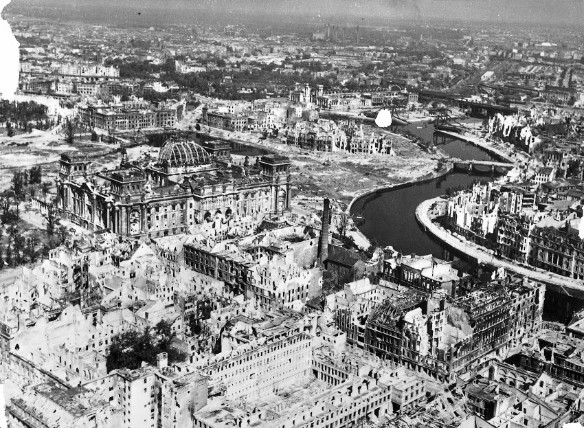 Рейхстаг в руинах. Подборка фото. Ч2. () Рейхстаг в руинах. Подборка фото. Ч2.