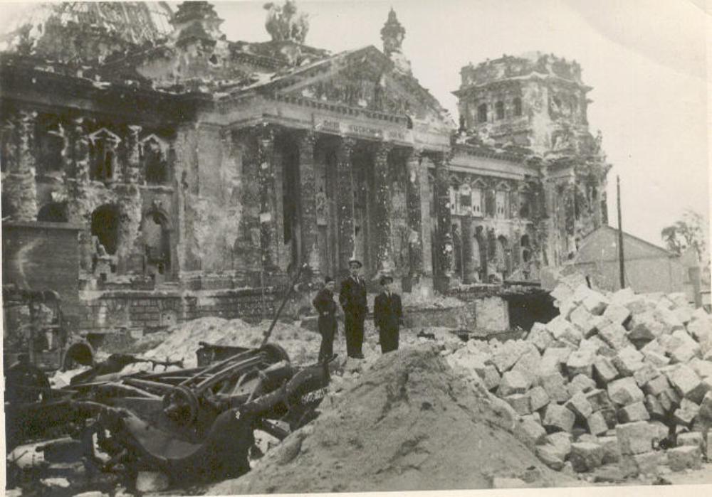 Рейхстаг в руинах. Подборка фото. Ч2. () Рейхстаг в руинах. Подборка фото. Ч2.