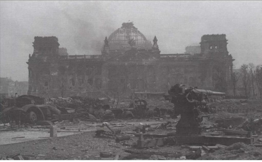 Рейхстаг в руинах. Подборка фото. () Рейхстаг в руинах. Подборка фото.