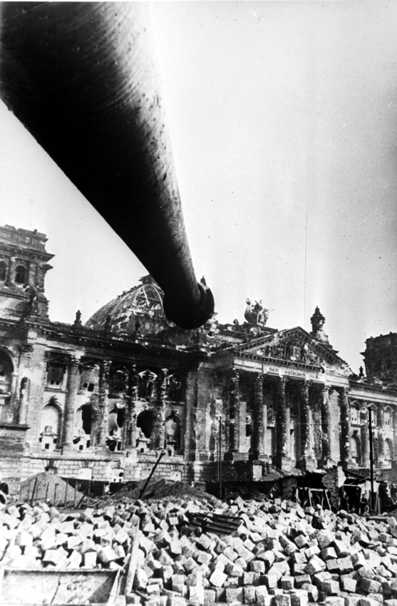Рейхстаг в руинах. Подборка фото. () Рейхстаг в руинах. Подборка фото.