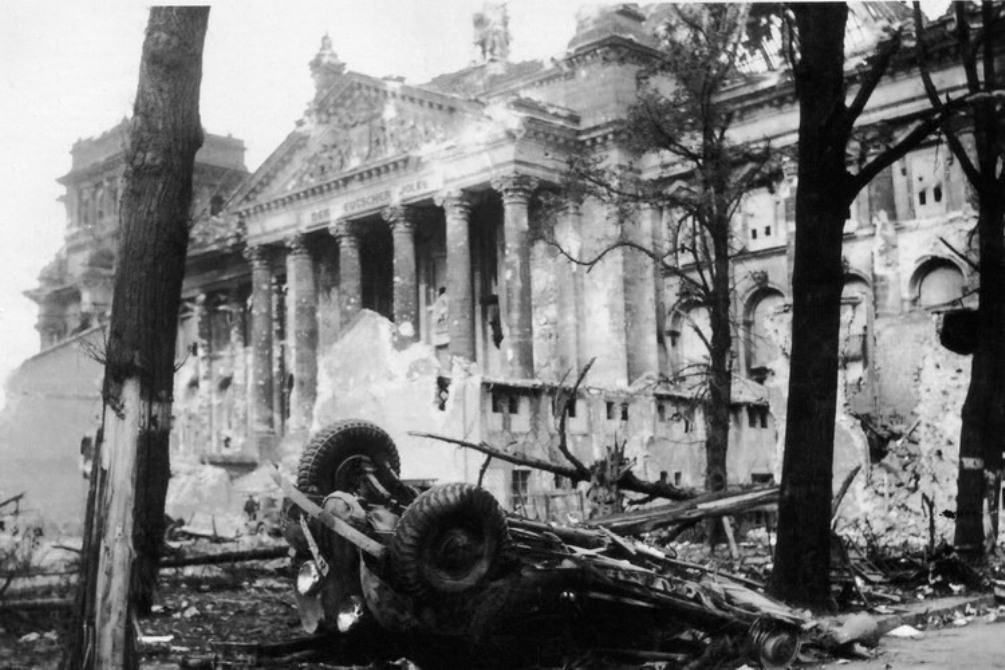 Рейхстаг в руинах. Подборка фото. () Рейхстаг в руинах. Подборка фото.