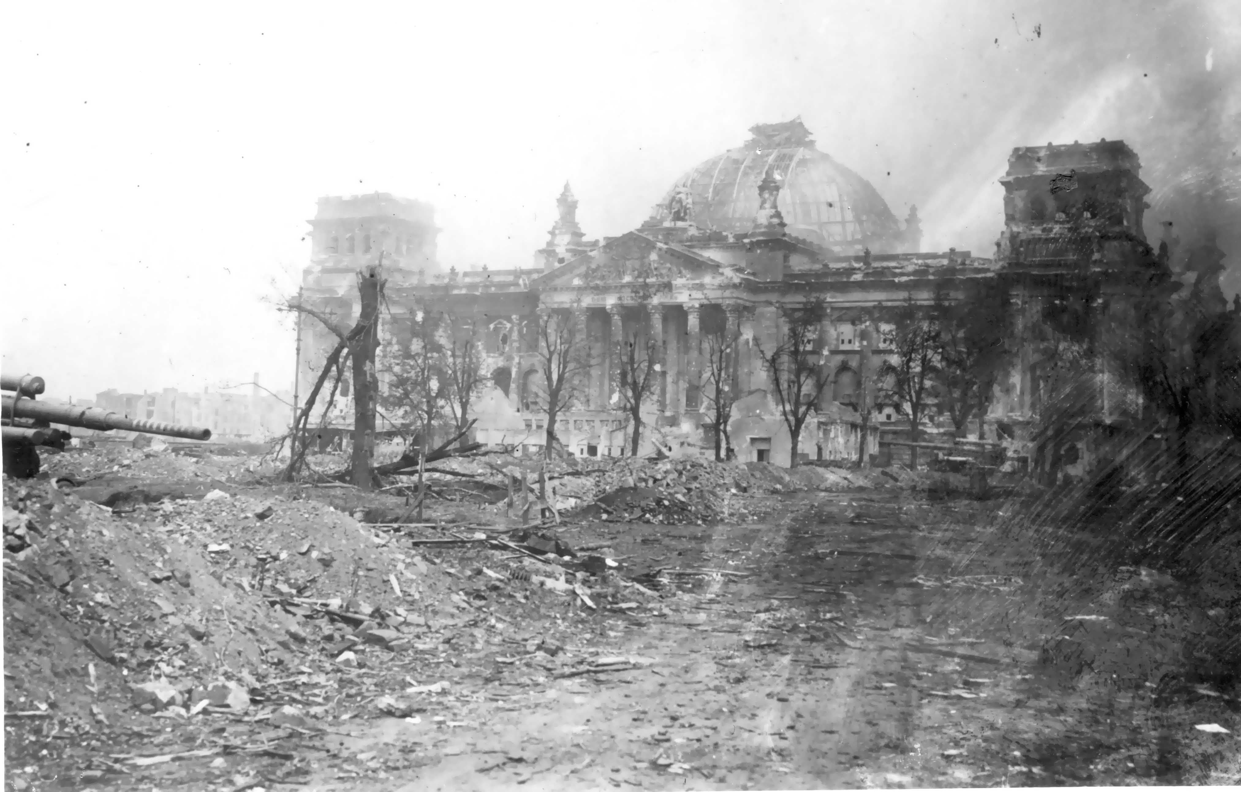 Рейхстаг в руинах. Подборка фото. () Рейхстаг в руинах. Подборка фото.