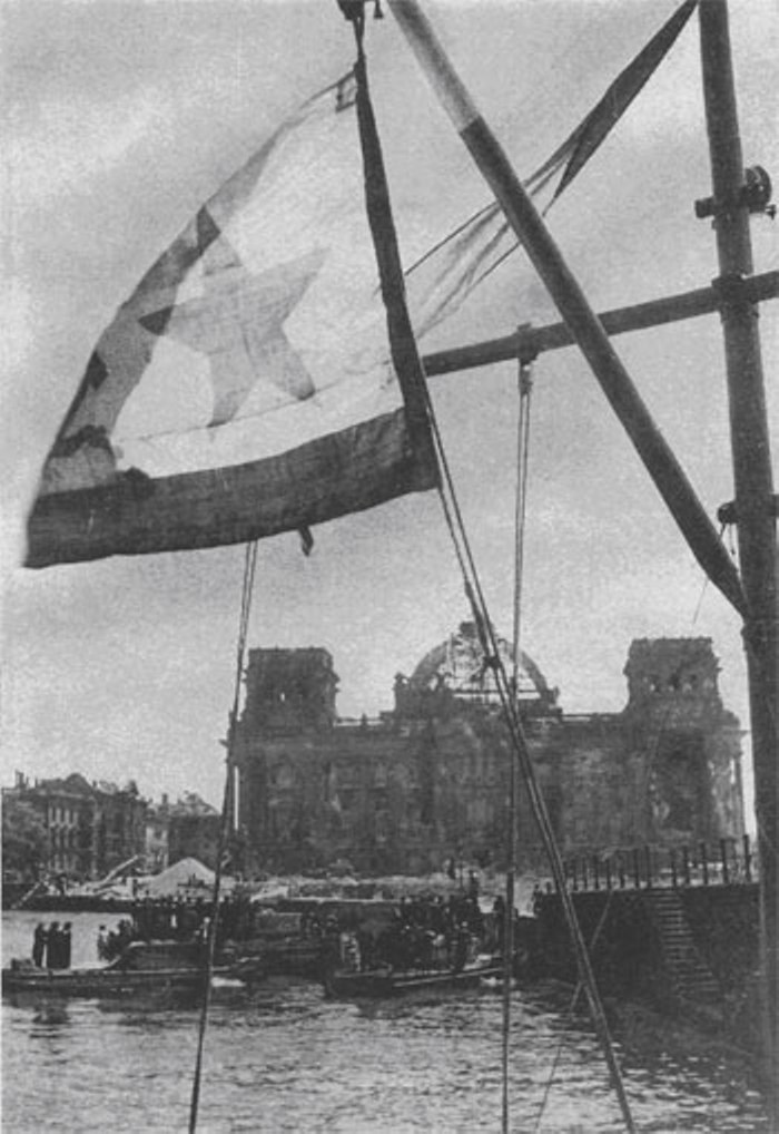 Рейхстаг в руинах. Подборка фото. () Рейхстаг в руинах. Подборка фото.