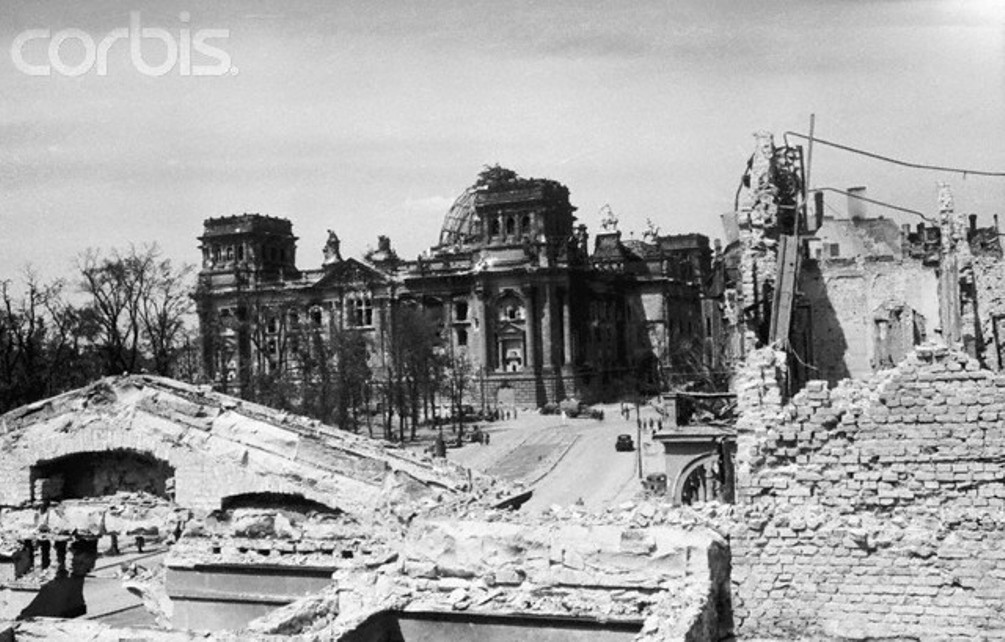 Рейхстаг в руинах. Подборка фото. () Рейхстаг в руинах. Подборка фото.