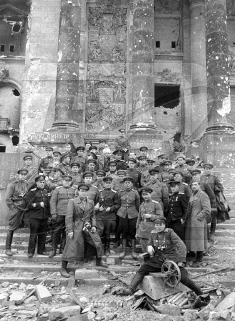 Рейхстаг в руинах. Подборка фото. () Рейхстаг в руинах. Подборка фото.