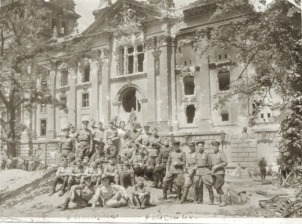 Рейхстаг в руинах. Подборка фото. () Рейхстаг в руинах. Подборка фото.