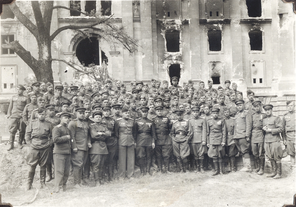 Рейхстаг в руинах. Подборка фото. () Рейхстаг в руинах. Подборка фото.