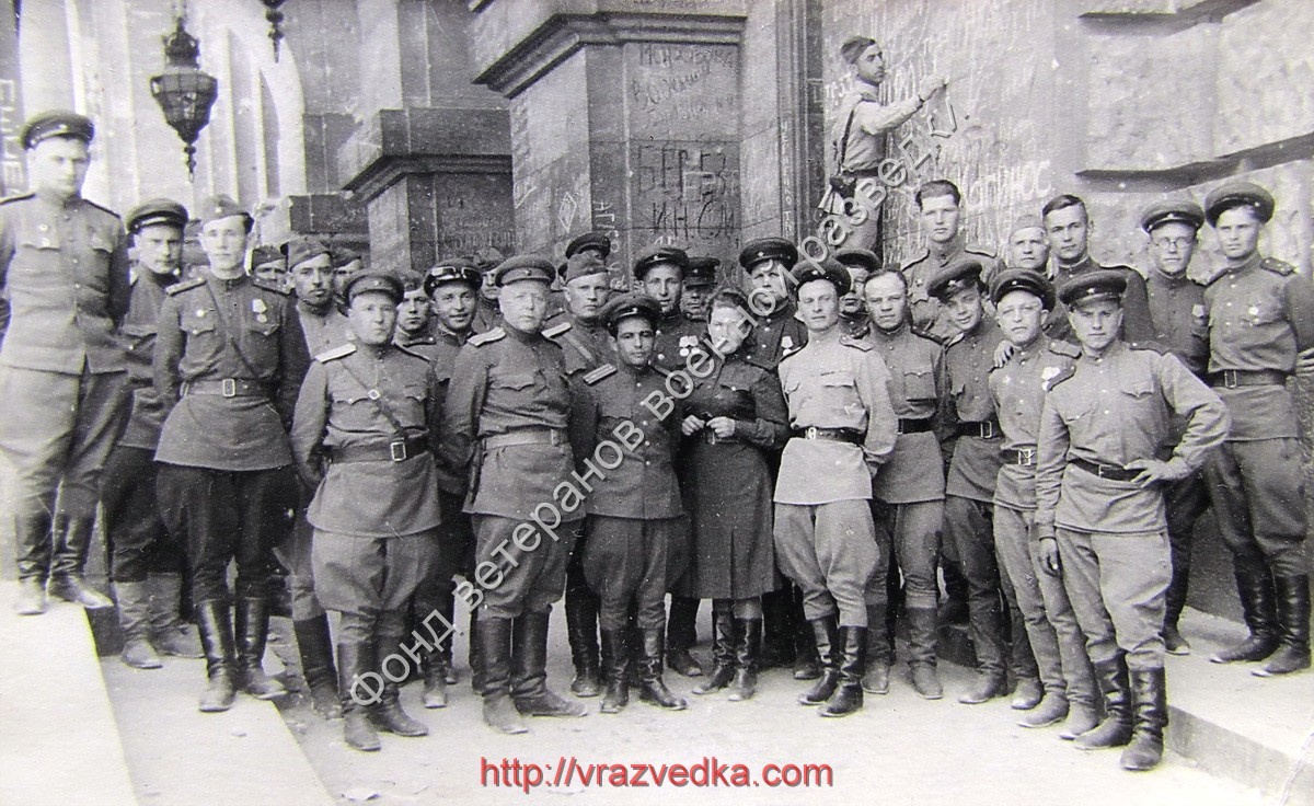 Рейхстаг в руинах. Подборка фото. () Рейхстаг в руинах. Подборка фото.