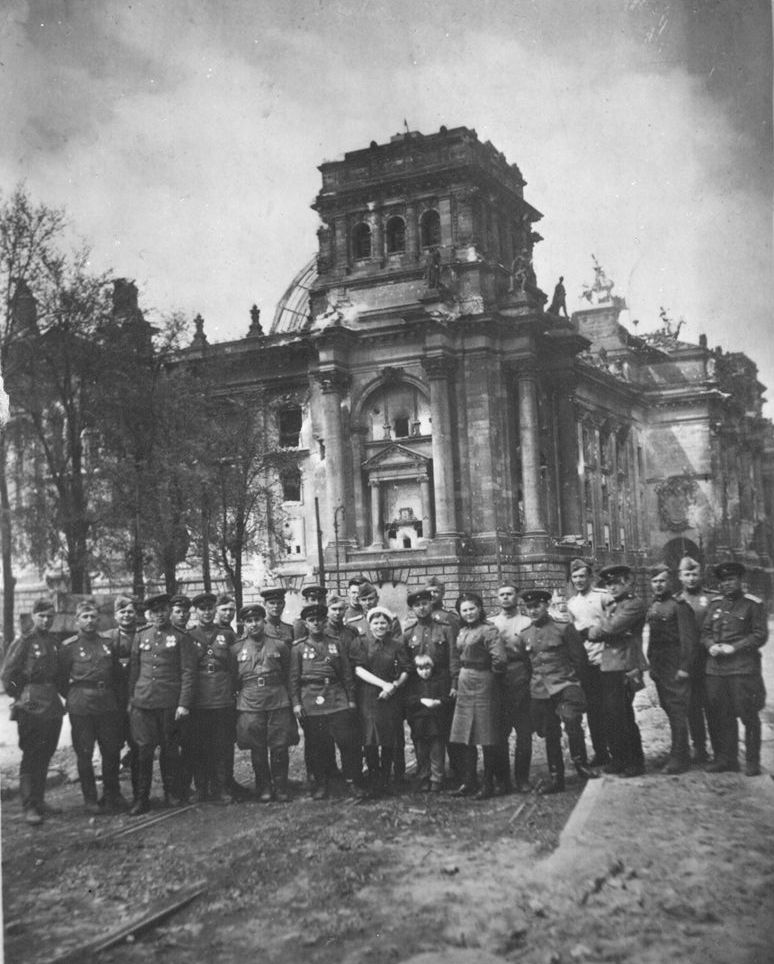 Рейхстаг в руинах. Подборка фото. () Рейхстаг в руинах. Подборка фото.