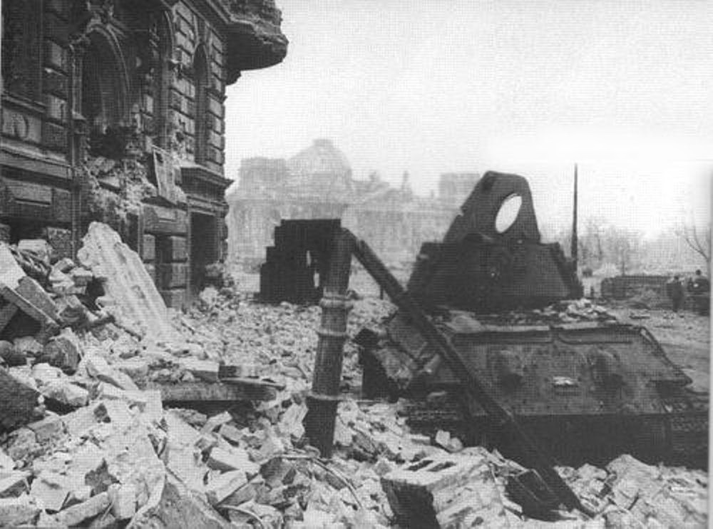 Рейхстаг в руинах. Подборка фото. () Рейхстаг в руинах. Подборка фото.