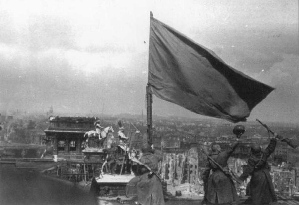 Рейхстаг в руинах. Подборка фото. () Рейхстаг в руинах. Подборка фото.