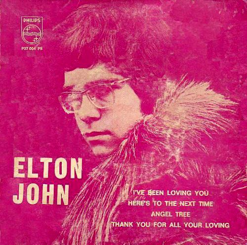 Рыцарь-бакалавр Элтон Джон в галерее «Дилетанта» () Рыцарь-бакалавр Элтон Джон в галерее «Дилетанта»