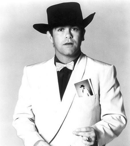 Рыцарь-бакалавр Элтон Джон в галерее «Дилетанта» () Рыцарь-бакалавр Элтон Джон в галерее «Дилетанта»