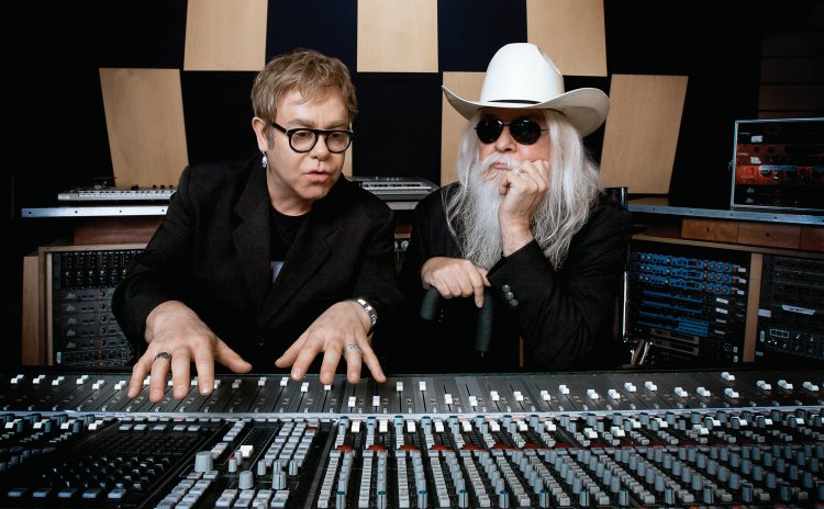 Рыцарь-бакалавр Элтон Джон в галерее «Дилетанта» () Рыцарь-бакалавр Элтон Джон в галерее «Дилетанта»