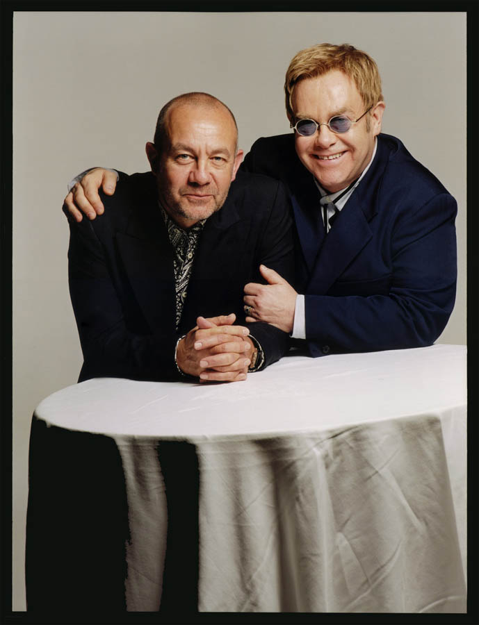 Рыцарь-бакалавр Элтон Джон в галерее «Дилетанта» () Рыцарь-бакалавр Элтон Джон в галерее «Дилетанта»