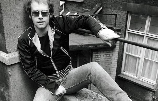 Рыцарь-бакалавр Элтон Джон в галерее «Дилетанта» () Рыцарь-бакалавр Элтон Джон в галерее «Дилетанта»