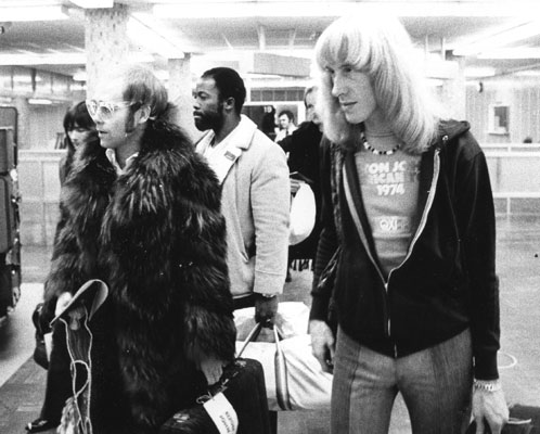 Рыцарь-бакалавр Элтон Джон в галерее «Дилетанта» () Рыцарь-бакалавр Элтон Джон в галерее «Дилетанта»