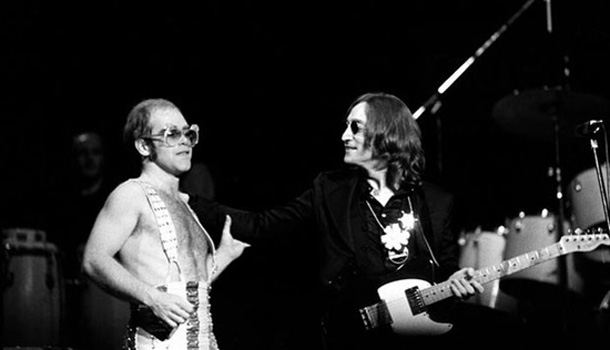 Рыцарь-бакалавр Элтон Джон в галерее «Дилетанта» () Рыцарь-бакалавр Элтон Джон в галерее «Дилетанта»