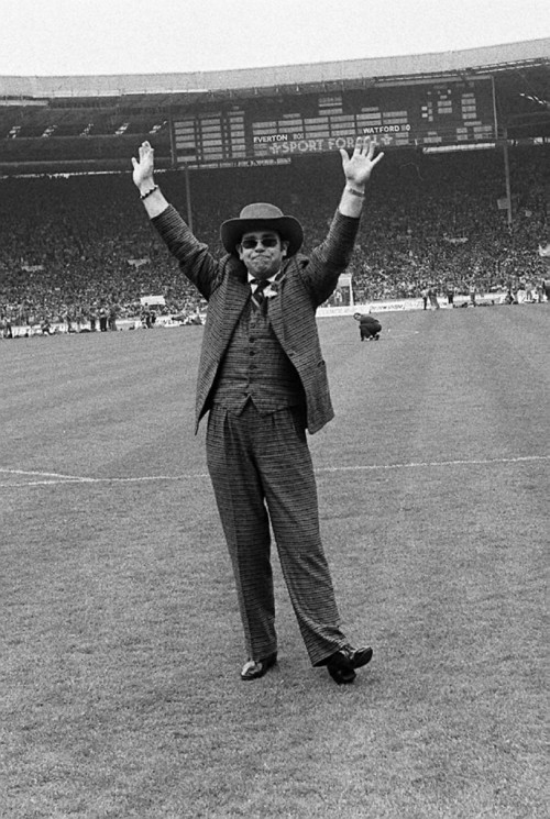 Рыцарь-бакалавр Элтон Джон в галерее «Дилетанта» () Рыцарь-бакалавр Элтон Джон в галерее «Дилетанта»