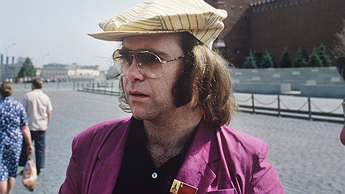 Рыцарь-бакалавр Элтон Джон в галерее «Дилетанта» () Рыцарь-бакалавр Элтон Джон в галерее «Дилетанта»