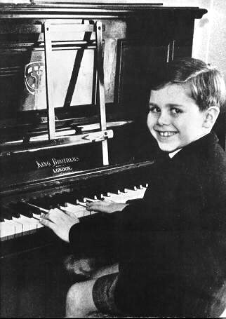 Рыцарь-бакалавр Элтон Джон в галерее «Дилетанта» () Рыцарь-бакалавр Элтон Джон в галерее «Дилетанта»