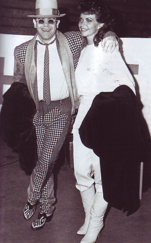 Рыцарь-бакалавр Элтон Джон в галерее «Дилетанта» () Рыцарь-бакалавр Элтон Джон в галерее «Дилетанта»