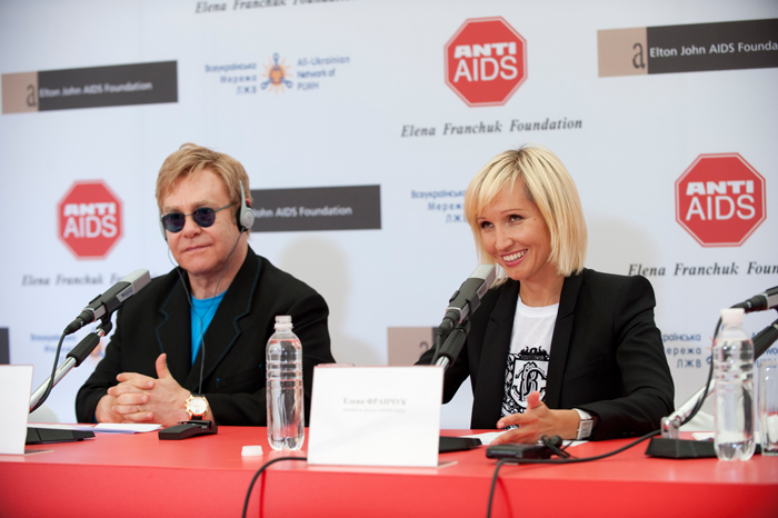 Рыцарь-бакалавр Элтон Джон в галерее «Дилетанта» () Рыцарь-бакалавр Элтон Джон в галерее «Дилетанта»