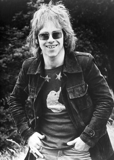 Рыцарь-бакалавр Элтон Джон в галерее «Дилетанта» () Рыцарь-бакалавр Элтон Джон в галерее «Дилетанта»