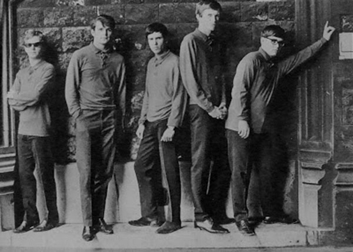 Рыцарь-бакалавр Элтон Джон в галерее «Дилетанта» () Рыцарь-бакалавр Элтон Джон в галерее «Дилетанта»